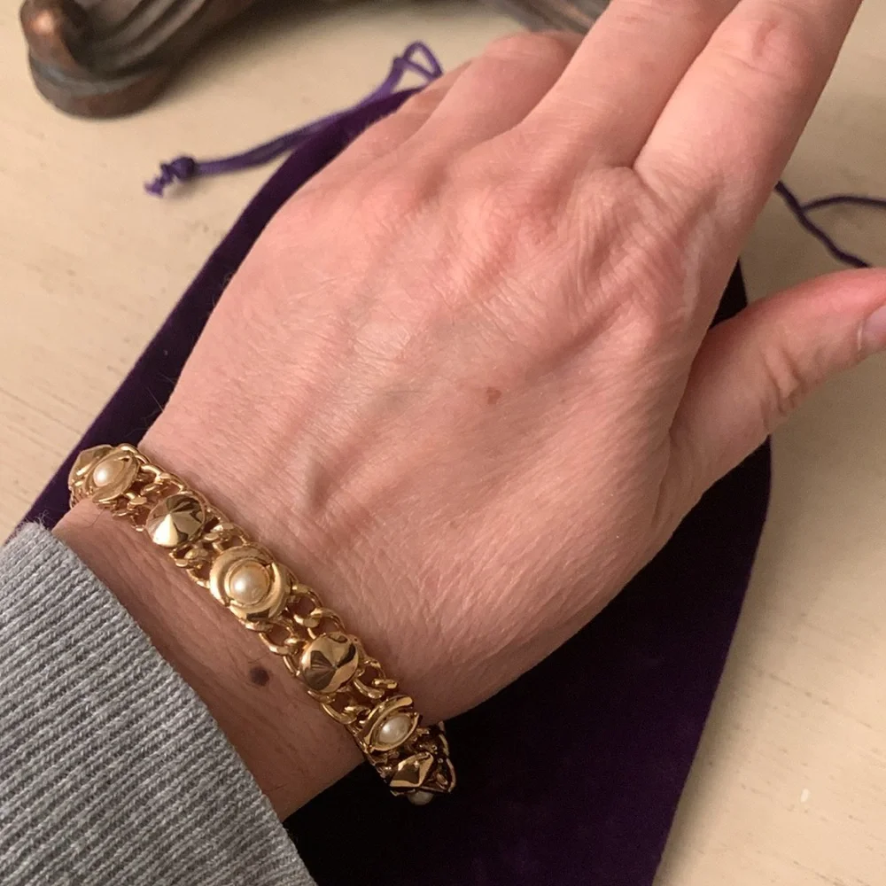 Elegant Gold and Pearl Bracelet - Picture 4 of 7